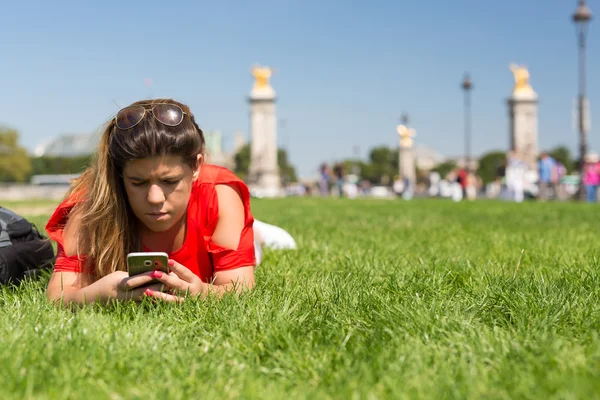 Laten we eens kijken de sociale netwerken! — Stockfoto