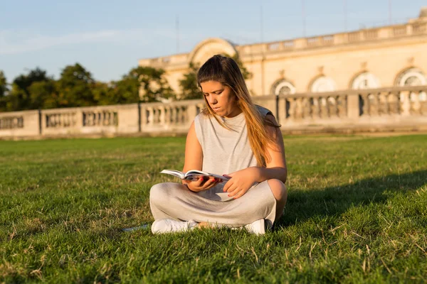 Lucky girl on vacations in Paris — Stock Photo, Image