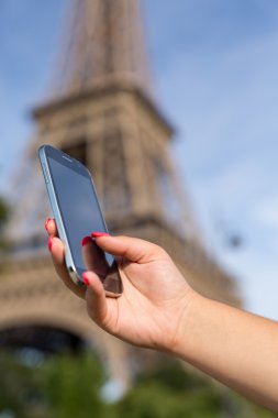 Eiffel tower yakınındaki smarphone kadınla