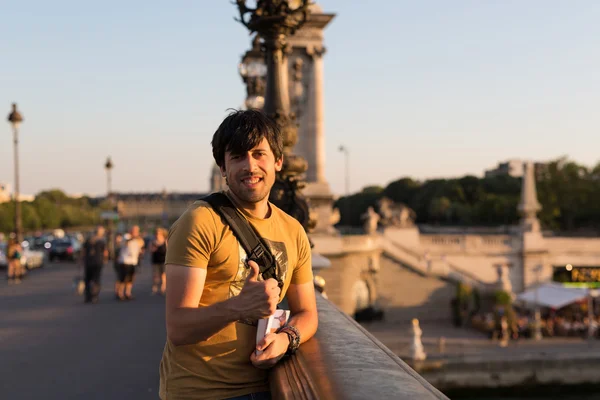 Muž na dovolené v Paříži — Stock fotografie