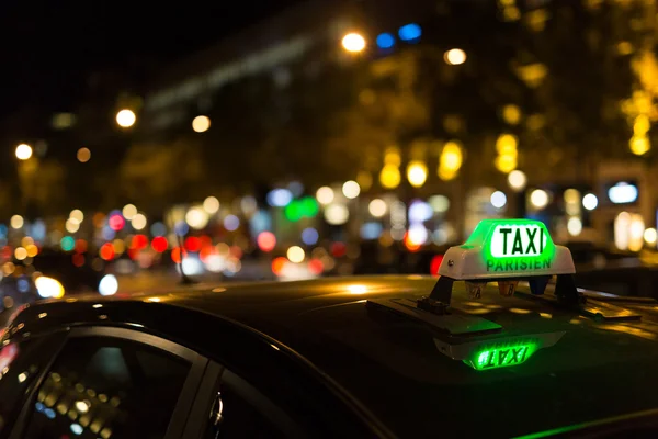 Taxi francés por la noche — Foto de Stock