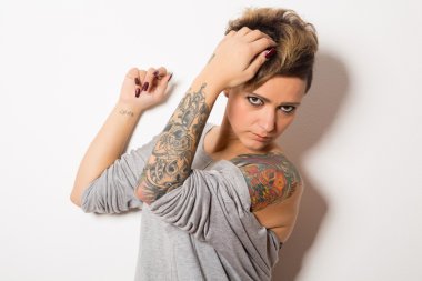 güzel dövmeli kadın