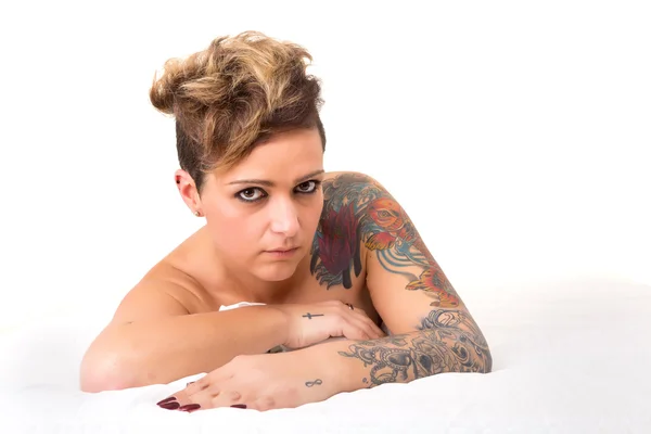 Krásné tetování žena v posteli — Stock fotografie