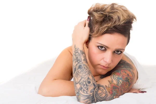 Güzel dövmeli kadın yatakta — Stok fotoğraf