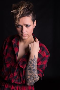 güzel dövmeli kadın