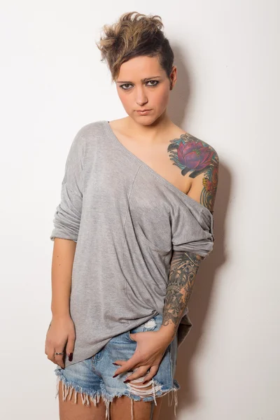 Bella donna tatuata — Foto Stock