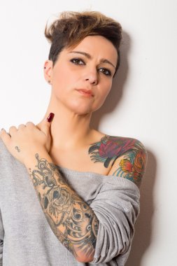 güzel dövmeli kadın