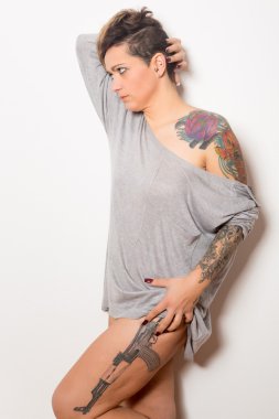 güzel dövmeli kadın