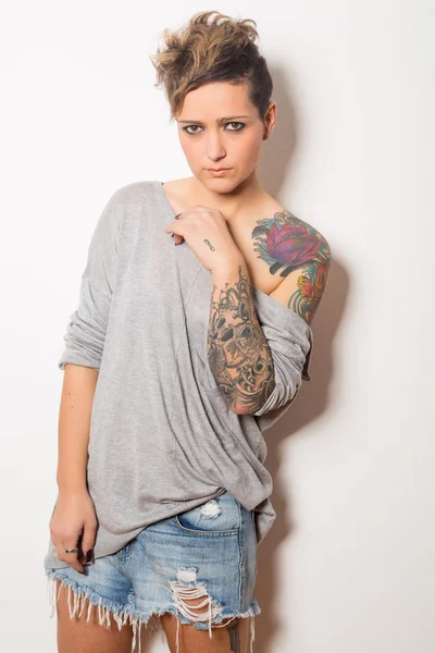 Όμορφο τατουάζ γυναίκα — Φωτογραφία Αρχείου