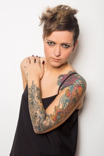 Hermosa mujer tatuada — Foto de Stock