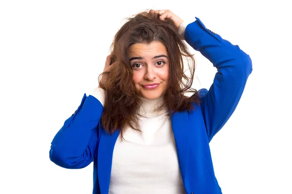 Vrouw die voor haar haar zorgt — Stockfoto