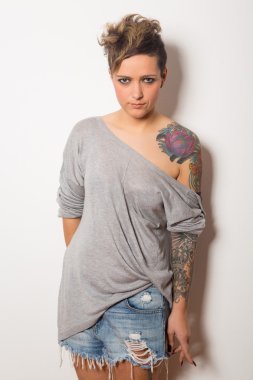 güzel dövmeli kadın