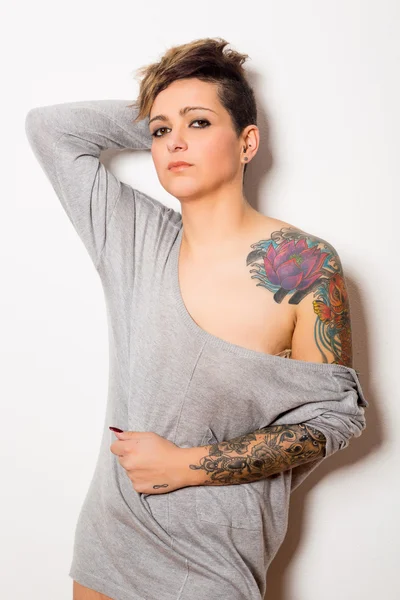 Όμορφο τατουάζ γυναίκα — Φωτογραφία Αρχείου
