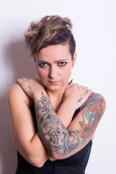 Молодая татуированная женщина — стоковое фото