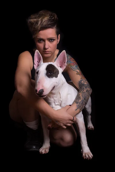 Tätowierte Frau und Bullterrier — Stockfoto