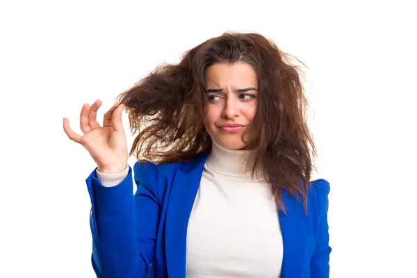 Vrouw die voor haar haar zorgt — Stockfoto