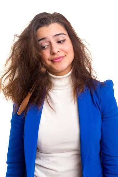 Frau kümmert sich um ihre Haare — Stockfoto