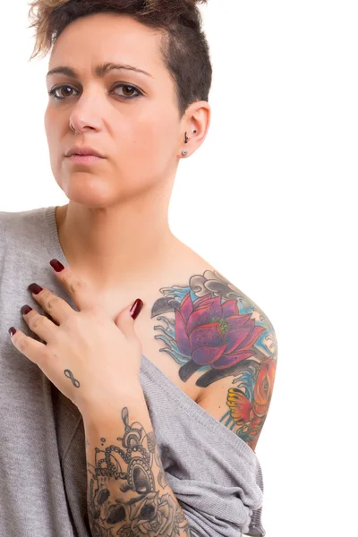 Mooie getatoeëerd vrouw — Stockfoto