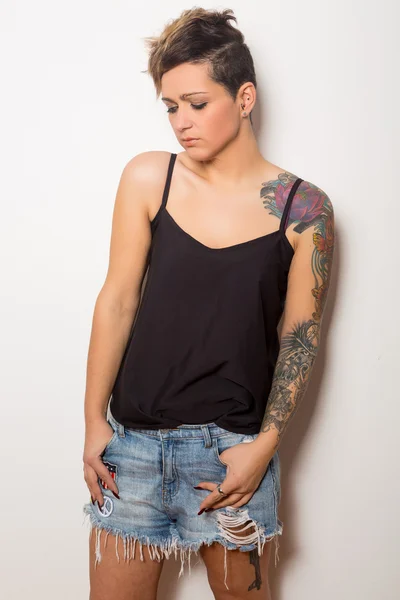 Bela mulher tatuada — Fotografia de Stock