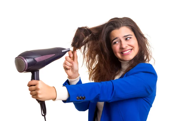 Mulher cuidando de seu cabelo — Fotografia de Stock