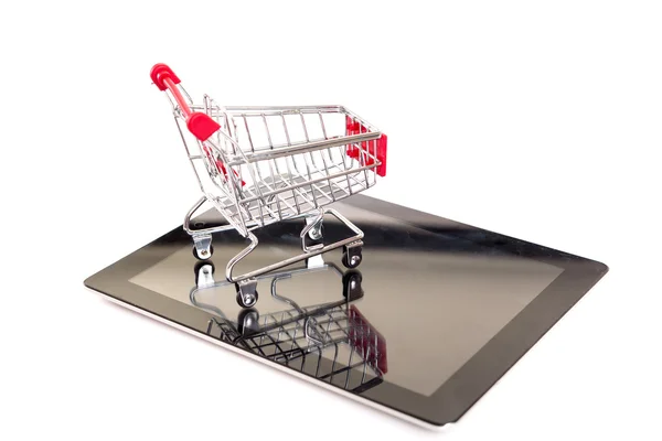 Carrinho de compras sobre um laptop — Fotografia de Stock