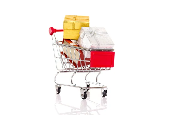 Hediyelerle dolu alışveriş arabası — Stok fotoğraf