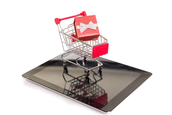Einkaufswagen über einen Tablet-Computer — Stockfoto