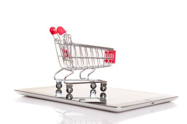 Bir tablet üzerinde alışveriş sepeti