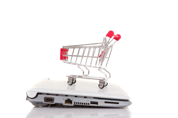 Bir dizüstü bilgisayar üzerinde alışveriş sepeti — Stok fotoğraf