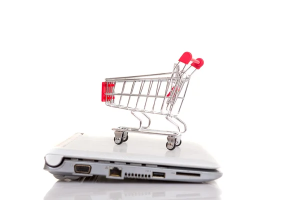 Carrito de compras sobre un portátil — Foto de Stock