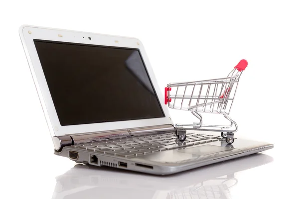 Bir dizüstü bilgisayar üzerinde alışveriş sepeti — Stok fotoğraf