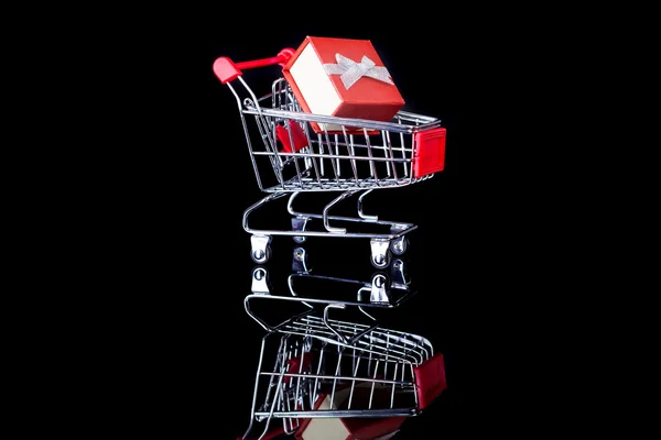 Shopping cart with gift — Stock Photo, Image