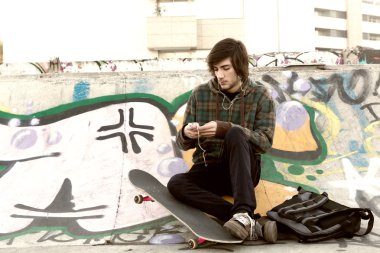 Genç kaykaycı çocuk