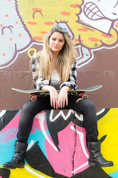 Beautiful female Skateboarder — Stock Photo, Image
