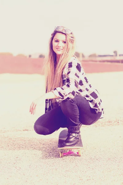 Belle femme Skateboarder — Photo