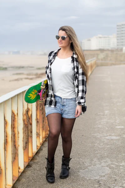 Mulher bonita Skateboarder — Fotografia de Stock