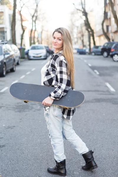 Mooie vrouwelijke Skateboarder — Stockfoto