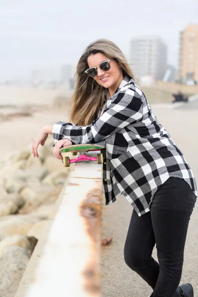 Hermosa patinadora femenina — Foto de Stock