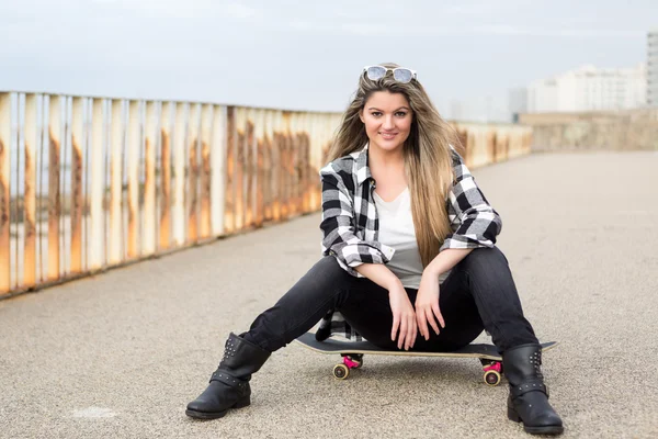 Vackra kvinnliga skateboardåkare — Stockfoto