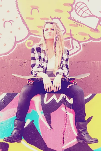 Krásný ženský skateboardista — Stock fotografie