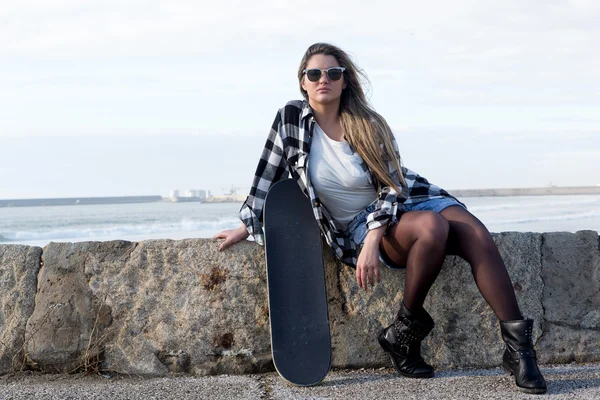 Mooie vrouwelijke Skateboarder — Stockfoto