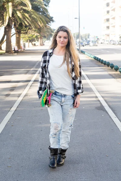 Belle femme Skateboarder — Photo