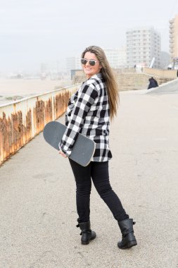 Güzel kaykaycı kadın