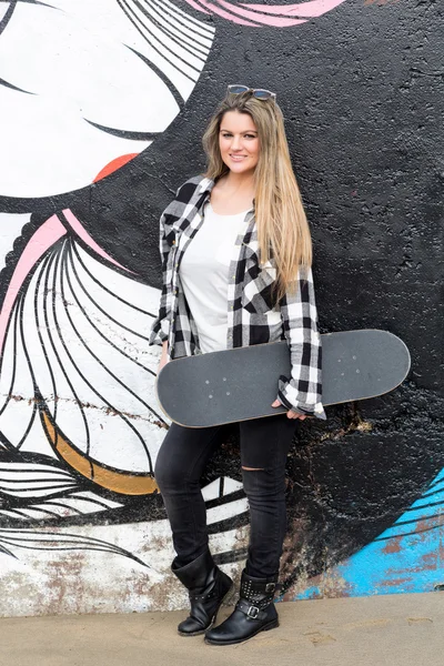 Красивая скейтбордистка — стоковое фото