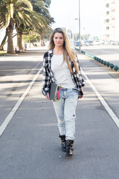 Mulher bonita Skateboarder — Fotografia de Stock