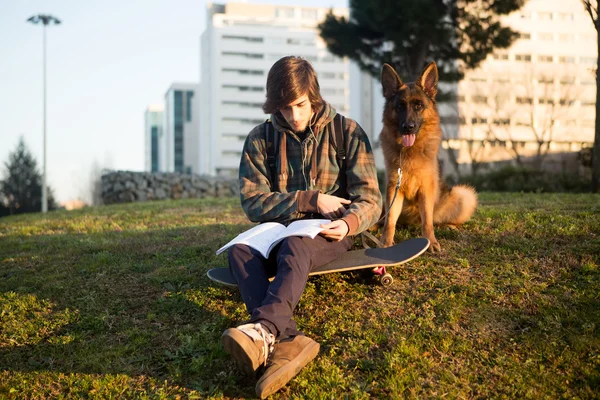 Boy avkopplande i stadsparken — Stockfoto