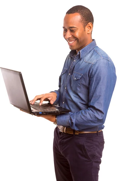 Uomo d'affari africano con laptop — Foto Stock
