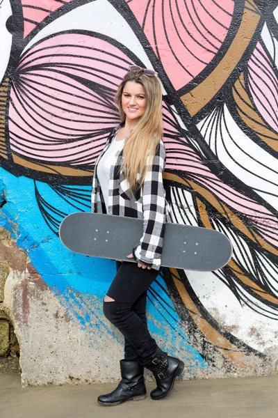 Красивая женщина-скейтбордистка — стоковое фото