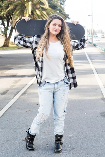 Mooie vrouwelijke Skateboarder — Stockfoto