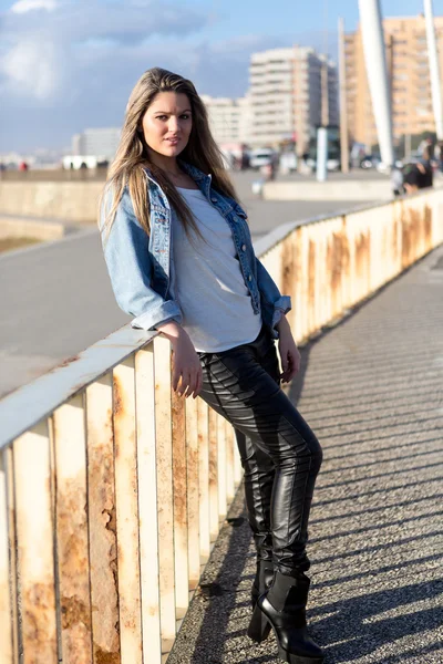 Mujer joven relajándose en la costa — Foto de Stock